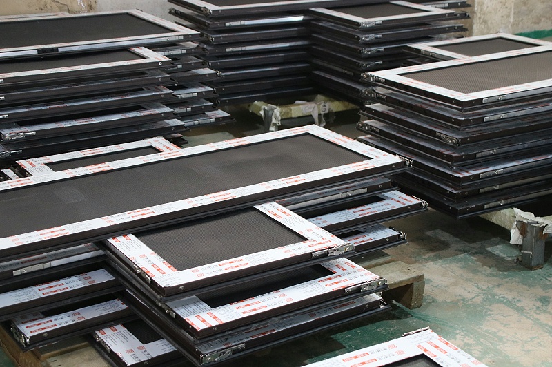 高樓層到底裝平開窗好還是裝推拉窗好？樓上樓高端門窗的解說讓人恍然大悟！